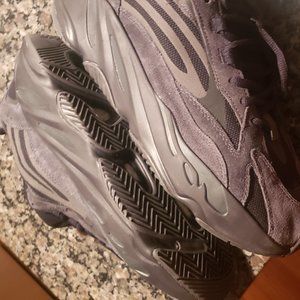 Yeezy 700 Vanta v2 Size 10.5